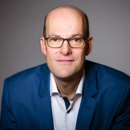 Porträtfoto von Dr. Georg Rau